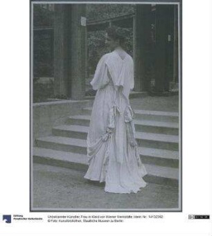 Frau in Kleid von Wiener Werkstätte