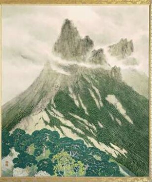 Berggipfel über weißen Wolken