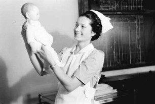 Bukarest: Institut für Fürsorgeschwestern, Schwester mit Baby-Puppe