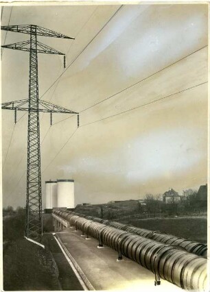 Pumpspeicherwerk Niederwartha : Dresden-Oberwartha. Pumpspeicherwerk Niederwartha. Großspeicheranlage Oberwartha (Baubeginn 1928). Wassertürme und Rohrleitung. Ansicht mit Strommast