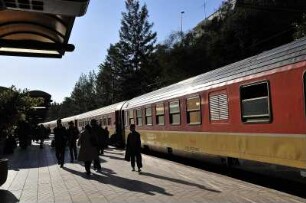 Bahnsteig im Gegenlicht : Fahrgäste verlassen am Bahnhof Rabat einen Schnellzug, aufgenommen am 06.11.2008