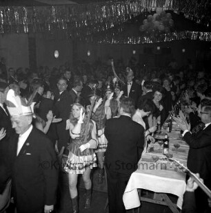 Karneval: Hotel Oldesloer Hof, Saal: Prunksitzung: Veranstalter Oldesloer Männerchor von 1844, Oldesloer Singakademie von 1946: Einzug von Elferrat und Mädchengarde, in Begleitung von Zeremonienmeister: Publikum an langen Tischen, stehend, gibt Applaus, 4. Februar 1967