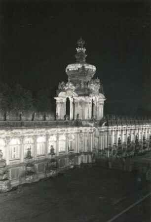 Dresden-Altstadt. Zwinger (1709-1728, M. D. Pöppelmann, B. Permoser). Langgalerie mit Kronentor. Hofseite