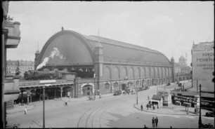 Dresden, Wettiner Bahnhof (heute: Bahnhof Dresden Mitte), Bahnsteighalle mit darunterliegendem Empfangsgebäude von Süden