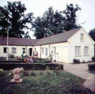 Leben im Dorf Hohburg (Wurzen): Mütter holen ihre Kinder aus dem Kindergarten ab