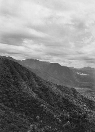 Landschaftspanorama bei Zala : Landschaftspanorama mit Blick auf bewaldete Berghänge.