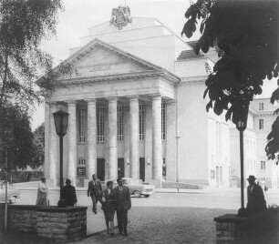 Blick auf das Landestheater. Detmold. Theaterplatz