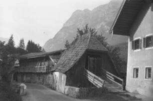 Dorf : Häuser eines Dorfes am Fuße eines Felsmassivs.