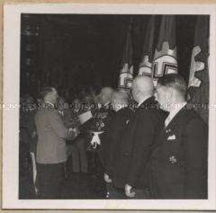 Auszeichnung von Betrieben mit der "Goldenen Fahne" der Deutschen Arbeitsfront in der Reichskanzlei