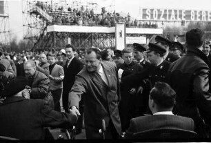 Berlin: Willy Brandt begrüßt Invaliden
