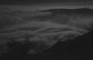 Belchen: Nebelmeer hinter dem Belchen, brandet gegen den Hochkelch