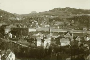 Stadt Wehlen, Blick über den Wehlgrund zur Burgruine, links die Trommel genannte Bastei über der Elbe Pötzscha, Lilienstein (links) und Großer Bärenstein