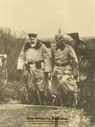 König Wilhelm II. von Württemberg mit Adolf Franke, General der Artillerie, Kommandeur der 2. Württ. Landwehr-Division, beide in Uniform, beim Besuch im Cheppywald (Frankreich)