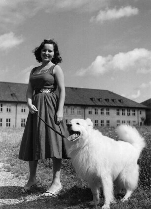 Junge Frau mit Hund