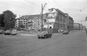 Abbruch des Alten Vincentiuskrankenhauses in der Kriegsstraße 49 am Karlstor