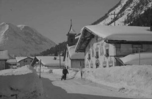 Leutasch-Gasse: Straße mit Kapelle