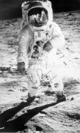 Handsignierter Fotodruck des amerikanischen Astronauten Neil Armstrong auf dem Mond