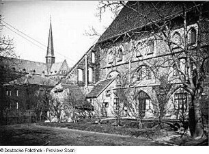 Wirtschaftsgebäude : Ehemaliges Zisterzienserkloster. Wirtschaftsgebäude (um 1290), dahinter Forsthaus und Zisterzienser-Klosterkirche (1295-1368; Restaurierung 1881-1894, G. L. Möckel)