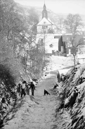 Wasenweiler: Hohlweg mit rodelnden Kindern