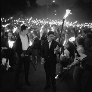 Fackelzug von Karlsruher Jugendlichen zum "Tag der deutschen Einheit".