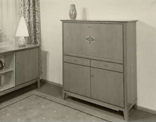 Tischlampe : Wohn- und Arbeitszimmermöbel (1956; Entwicklungsstelle Triebes) in Ausstellungskoje