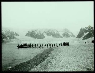 Spitzbergen. Einbooten im Magdalenenfjord