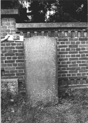 Grabstein 20 (Index: 100108999) Material: polierter Granit Zustand: sehr gut Maße HxBxT: 154x72x23 cm Beschreibung: Stele, Segmentbogenabschluß Symbolik: Davidstern: Grabstein 20