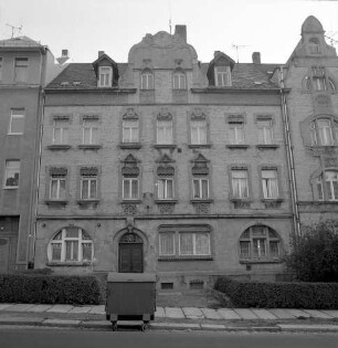 Chemnitz-Altendorf, Rudolf-Krahl-Straße 32. Wohnhaus (um 1905). Straßenfront mit Einfriedung