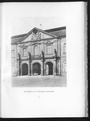 Die Durchfahrt unter der Ahnengalerie im hinteren Hof
