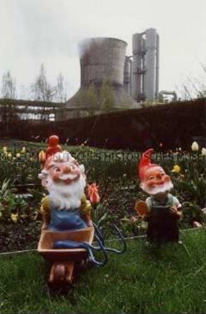 Gartenzwerge in einem Kleingarten vor Zechenanlage