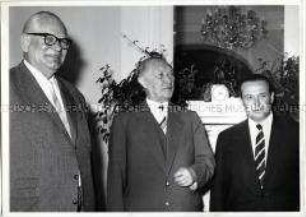 Konrad Adenauer mit deutschen Sportfunktionären