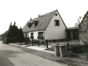 Dresden-Kaditz, Am Vorwerksfeld 26/24. Doppelwohnhaus
