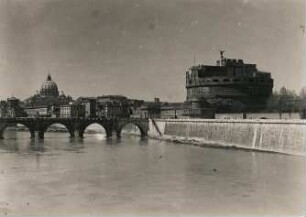 Rom. Italien. Die Engelsbrücke (errichtet 134 n. Chr.) und die Engelsburg (errichtet 117-138 n. Chr.) am Tiber. Im Hintergrund der Petersdom