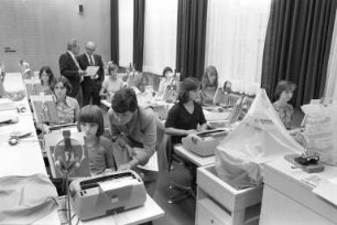 Lehrgang zur Ausbildung von Schreibmaschinen-Meisterschreiberinnen beim Stenografenverein Karlsruhe