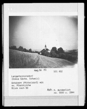 Langenhennersdorf, Pfarrkirche : Langenhennersdorf. Ortskern (Mitteldorf) mit evangelischer Pfarrkirche. Blick nach Südosten