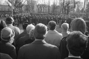 Gedenkstunde am Volkstrauertag vor dem Ehrenmal für die Gefallenen der beiden Weltkriege auf dem Karlsruher Hauptfriedhof