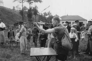Junge Männer bei Schießübungen mit einem Kleinkalibergewehr
