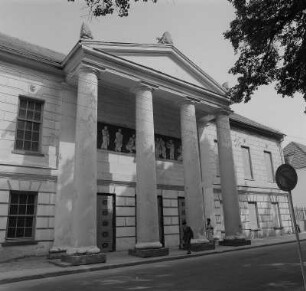 Putbus. Residenztheater, Portikus