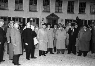 Breisach: Regierungsbesuch zum Wiederaufbaufest in Breisach; Gruppe der Regierungsmitglieder vor dem Rathaus