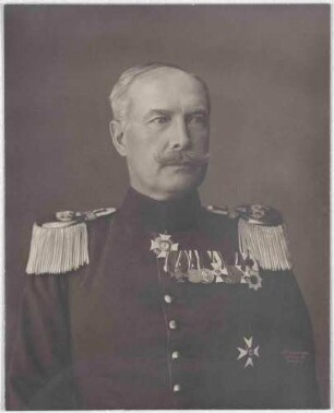 Julius von Ferling, Oberst und Kommandeur von 1909-1912, späterer General der Infanterie, Porträt mit Orden