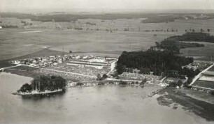 Moritzburger Teichgebiet. Oberer Waldteich. Ostufer mit Laubenkolonie, Kinderheim (Jugendamt Dresden / Arbeiter-Wohlfahrtsausschuß) und Familienbad des Dresdner Arbeitervereins Volksgesundheit. Luftbild-Schrägaufnahme von Westen