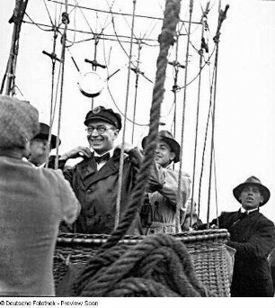 Personengondel eines Reklame-Luftballons vor dem Start