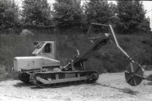 Grabenräummaschine B 770 mit angebauter Grabenfräse in Transportstellung (3.Funktionsmuster)