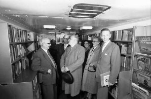 Freiburg: Amerikahaus, Übergabe eines Bibliothekswagens, Gruppe im Bibliothekswagen