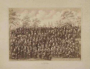 Gesamtaufnahme, die Einjährig-Freiwilligen des Regiments 1892/1893 in mehreren Reihen stehend oder kniend vor aquarelliertem Hintergrund
