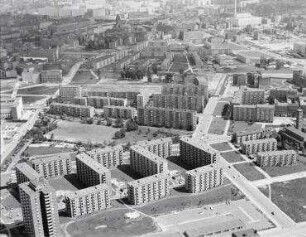 Luftaufnahme, Blick von Süden auf die Otto-Suhr-Siedlung mit Springprojekt. Berlin-Kreuzberg, Oranienstraße, Alexandrinenstraße