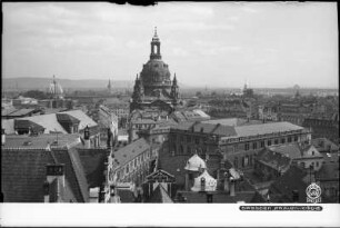 Dresden. Blick vom Schloßturm über den Stallhof nach Osten zur Frauenkirche
