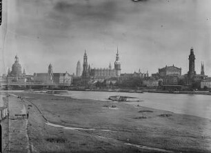 Dresden-Neustadt. Blick von der Marienbrücke über die Elbe mit Flussbädern auf die Altstadt