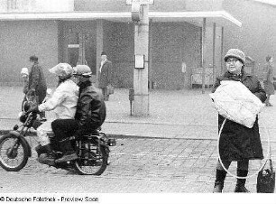An der Straßenbahnhaltestelle