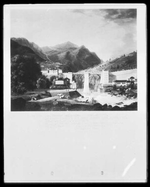 Gebirgslandschaft mit hoher Brücke über einen Fluß